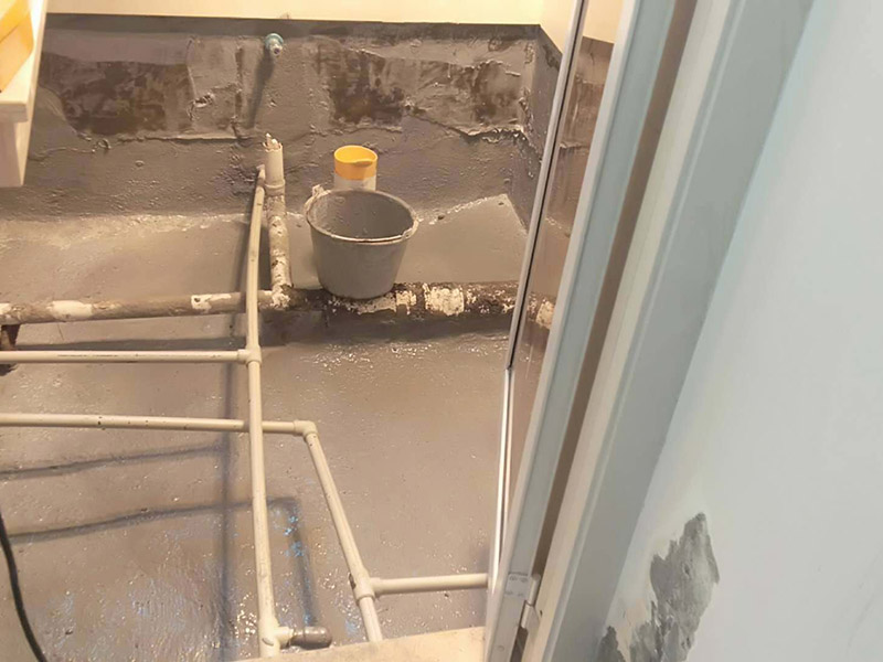 衛(wèi)生間防水案例1、基層處理：基層處理是衛(wèi)生間做防水的基礎工作，要找平地面，確保地面的平整干凈。如果地面有縫隙或者不平整的情況，后期可能會造成漏水等問題。 2、鋪貼涂料：鋪貼涂料時要做到用力均勻，不能漏刷、缺刷，避免脫落、開裂等，過于干燥的季節(jié)也不適宜做防水。涂刷的厚度小于1毫米比較好。 3、鋪保護層：做完防水涂層后一定要涂上表面防護涂料，對內部材料起到保護的作用。鋪保護層與鋪防水涂料一樣要做到均勻、無裂痕、不脫落。 4、閉水試驗：閉水實驗是衛(wèi)生間做防水的最后一步，對防水施工進行檢查。在防水層徹底干透后，在衛(wèi)生間蓄水24小時以上，看是否有漏水等現(xiàn)象。