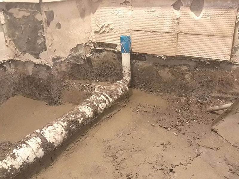 衛(wèi)生間防水案例1、基層處理：基層處理是衛(wèi)生間做防水的基礎工作，要找平地面，確保地面的平整干凈。如果地面有縫隙或者不平整的情況，后期可能會造成漏水等問題。 2、鋪貼涂料：鋪貼涂料時要做到用力均勻，不能漏刷、缺刷，避免脫落、開裂等，過于干燥的季節(jié)也不適宜做防水。涂刷的厚度小于1毫米比較好。 3、鋪保護層：做完防水涂層后一定要涂上表面防護涂料，對內部材料起到保護的作用。鋪保護層與鋪防水涂料一樣要做到均勻、無裂痕、不脫落。 4、閉水試驗：閉水實驗是衛(wèi)生間做防水的最后一步，對防水施工進行檢查。在防水層徹底干透后，在衛(wèi)生間蓄水24小時以上，看是否有漏水等現(xiàn)象。