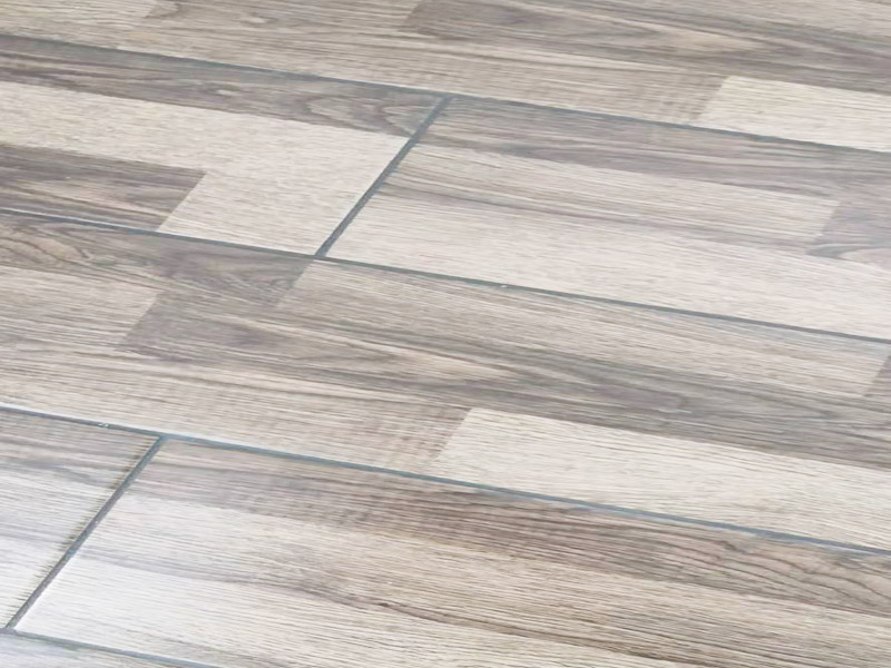 地板拆除翻新案例：1、可以不拆除，但是要求地面保護非常好，你要看好工人，他們干起活來可不會為你考慮如何小心的，他們會怎么省事怎么來的。 2、地板拆除后再安裝肯定有損壞的，并且有的地方是完全無法安裝，工人肯定會用膠給他粘在上的，你還要反復花錢，得不償失呀。 3、鏟除墻皮后刮膩子只要保證踢腳線地方小心點別弄得太濕就好了。