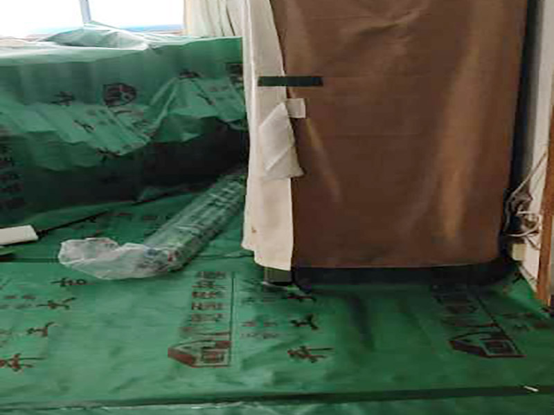家具保護施工：遠離裝修區(qū)域的家居不需要過度防護，只需使用防塵塑料膜布遮蓋即可。地板保護，地板保護需要使用pvc+棉保護膜 （薄的保護膜會在裝修過程中踩壞），沿墻邊使用家較寬的地板專用膠帶密封。家居保護只需要使用普通pvc保護膜即可，注意下方要留足保護膜遮蓋下方地板。門窗保護:使用無紡布門窗保護膜，裁剪適當大小貼在窗戶上級窗戶框上即可。門使用pvc保護膜。小的突起如電源插座，使用保護膜覆蓋用較窄的地板專用膠帶密封。 注意：所有的密封都不要貼到需要粉刷裝修的墻面上。