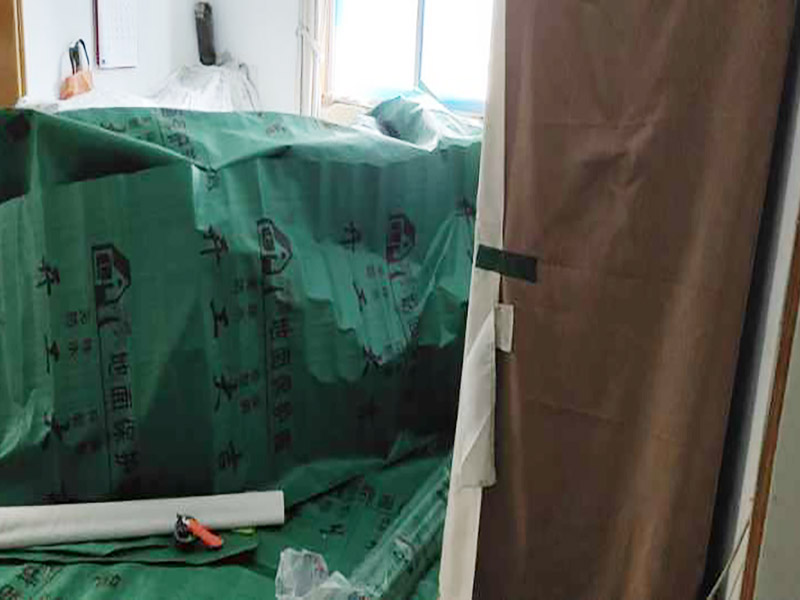 家具保護施工：遠離裝修區(qū)域的家居不需要過度防護，只需使用防塵塑料膜布遮蓋即可。地板保護，地板保護需要使用pvc+棉保護膜 （薄的保護膜會在裝修過程中踩壞），沿墻邊使用家較寬的地板專用膠帶密封。家居保護只需要使用普通pvc保護膜即可，注意下方要留足保護膜遮蓋下方地板。門窗保護:使用無紡布門窗保護膜，裁剪適當大小貼在窗戶上級窗戶框上即可。門使用pvc保護膜。小的突起如電源插座，使用保護膜覆蓋用較窄的地板專用膠帶密封。 注意：所有的密封都不要貼到需要粉刷裝修的墻面上。