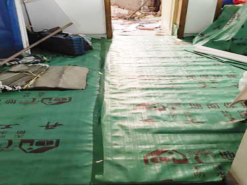 家具保護施工：遠離裝修區(qū)域的家居不需要過度防護，只需使用防塵塑料膜布遮蓋即可。地板保護，地板保護需要使用pvc+棉保護膜 （薄的保護膜會在裝修過程中踩壞），沿墻邊使用家較寬的地板專用膠帶密封。家居保護只需要使用普通pvc保護膜即可，注意下方要留足保護膜遮蓋下方地板。門窗保護:使用無紡布門窗保護膜，裁剪適當大小貼在窗戶上級窗戶框上即可。門使用pvc保護膜。小的突起如電源插座，使用保護膜覆蓋用較窄的地板專用膠帶密封。 注意：所有的密封都不要貼到需要粉刷裝修的墻面上。