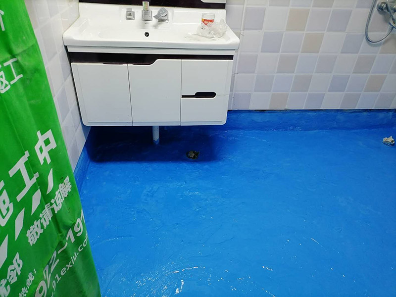 衛(wèi)生間地面防水:刷第一遍防水涂料。施工前確保工地干凈，干燥，防水涂料要涂滿，無遺漏，與基層結(jié)合牢固，無裂紋，無氣泡，無脫落現(xiàn)象。涂刷高度一致，厚度要達到規(guī)定要求。刷第二遍防水涂料。待第一遍涂料干透后才能進行第二遍，具體時間視涂料而定。間隔時間太短，防水的效果會打折扣。鋪保護層。需在防水涂料表面鋪上保護層。保護層要完全覆蓋防水層，無遺漏，與基層結(jié)合牢固，無裂紋，無氣泡，無脫落現(xiàn)象。 閉水試驗。閉水試驗時，地面最高點的水不能低于2里面，保存至少24小時，觀察無滲漏現(xiàn)象后才算合格。如有滲漏，需重做，切莫疏忽大意。