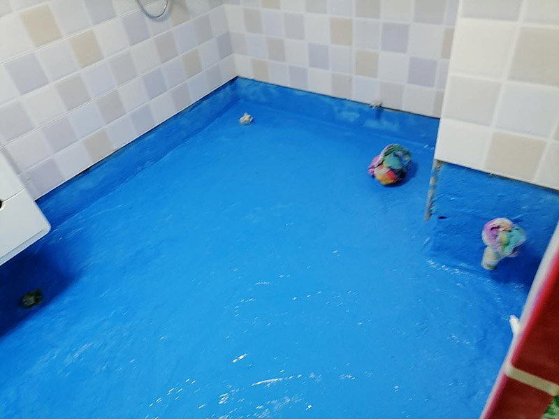 衛(wèi)生間地面防水:刷第一遍防水涂料。施工前確保工地干凈，干燥，防水涂料要涂滿，無遺漏，與基層結(jié)合牢固，無裂紋，無氣泡，無脫落現(xiàn)象。涂刷高度一致，厚度要達到規(guī)定要求。刷第二遍防水涂料。待第一遍涂料干透后才能進行第二遍，具體時間視涂料而定。間隔時間太短，防水的效果會打折扣。鋪保護層。需在防水涂料表面鋪上保護層。保護層要完全覆蓋防水層，無遺漏，與基層結(jié)合牢固，無裂紋，無氣泡，無脫落現(xiàn)象。 閉水試驗。閉水試驗時，地面最高點的水不能低于2里面，保存至少24小時，觀察無滲漏現(xiàn)象后才算合格。如有滲漏，需重做，切莫疏忽大意。