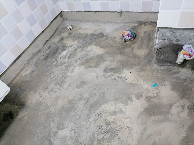 衛(wèi)生間地面防水:刷第一遍防水涂料。施工前確保工地干凈，干燥，防水涂料要涂滿，無遺漏，與基層結(jié)合牢固，無裂紋，無氣泡，無脫落現(xiàn)象。涂刷高度一致，厚度要達到規(guī)定要求。刷第二遍防水涂料。待第一遍涂料干透后才能進行第二遍，具體時間視涂料而定。間隔時間太短，防水的效果會打折扣。鋪保護層。需在防水涂料表面鋪上保護層。保護層要完全覆蓋防水層，無遺漏，與基層結(jié)合牢固，無裂紋，無氣泡，無脫落現(xiàn)象。 閉水試驗。閉水試驗時，地面最高點的水不能低于2里面，保存至少24小時，觀察無滲漏現(xiàn)象后才算合格。如有滲漏，需重做，切莫疏忽大意。