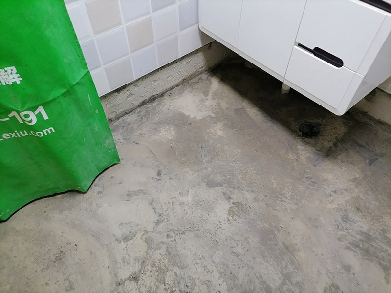 衛(wèi)生間地面防水:刷第一遍防水涂料。施工前確保工地干凈，干燥，防水涂料要涂滿，無遺漏，與基層結(jié)合牢固，無裂紋，無氣泡，無脫落現(xiàn)象。涂刷高度一致，厚度要達到規(guī)定要求。刷第二遍防水涂料。待第一遍涂料干透后才能進行第二遍，具體時間視涂料而定。間隔時間太短，防水的效果會打折扣。鋪保護層。需在防水涂料表面鋪上保護層。保護層要完全覆蓋防水層，無遺漏，與基層結(jié)合牢固，無裂紋，無氣泡，無脫落現(xiàn)象。 閉水試驗。閉水試驗時，地面最高點的水不能低于2里面，保存至少24小時，觀察無滲漏現(xiàn)象后才算合格。如有滲漏，需重做，切莫疏忽大意。