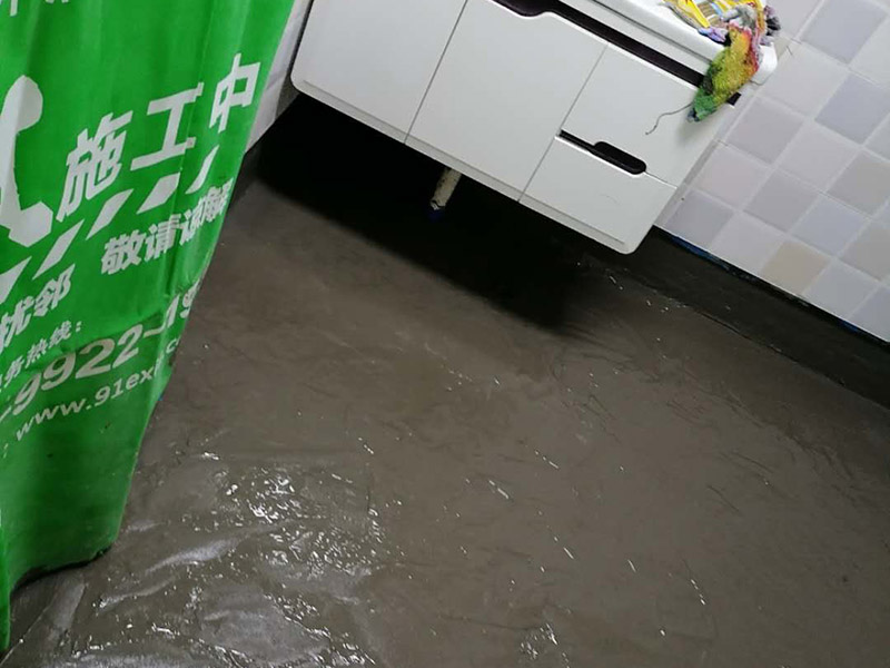 衛(wèi)生間地面防水:刷第一遍防水涂料。施工前確保工地干凈，干燥，防水涂料要涂滿，無遺漏，與基層結(jié)合牢固，無裂紋，無氣泡，無脫落現(xiàn)象。涂刷高度一致，厚度要達到規(guī)定要求。刷第二遍防水涂料。待第一遍涂料干透后才能進行第二遍，具體時間視涂料而定。間隔時間太短，防水的效果會打折扣。鋪保護層。需在防水涂料表面鋪上保護層。保護層要完全覆蓋防水層，無遺漏，與基層結(jié)合牢固，無裂紋，無氣泡，無脫落現(xiàn)象。 閉水試驗。閉水試驗時，地面最高點的水不能低于2里面，保存至少24小時，觀察無滲漏現(xiàn)象后才算合格。如有滲漏，需重做，切莫疏忽大意。