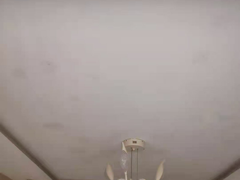 客廳天花板翻新：原有墻頂面有開發(fā)商粗略批蕩，局部肉眼就能看出凹凸不平的差距，有的施工隊(duì)為了趕工，施工方在做墻面找平時(shí)直接用膩?zhàn)佣鴽]用石膏粉，省了一道程序，結(jié)果造成膩?zhàn)訉犹?而膩?zhàn)又荒芷鸬阶屍矫孀兊闷秸饣淖饔?，而不能用來找誤差較大墻面的平整，所以膩?zhàn)诱移奖容^厚的地方就會(huì)陸續(xù)的脫落。 乳膠漆施工溫度低，未能形成連續(xù)的涂膜而龜裂，遇水即會(huì)脫落;基層疏松，有油污等污物，涂膜與基層粘附不好，造成剝落;基層批刮膩?zhàn)訌?qiáng)度低，膩?zhàn)訉游锤赏讣赐克⑷槟z漆;基層過于平滑，以造成涂膜附著力不好。剝落：防范：施工前先觀察一
