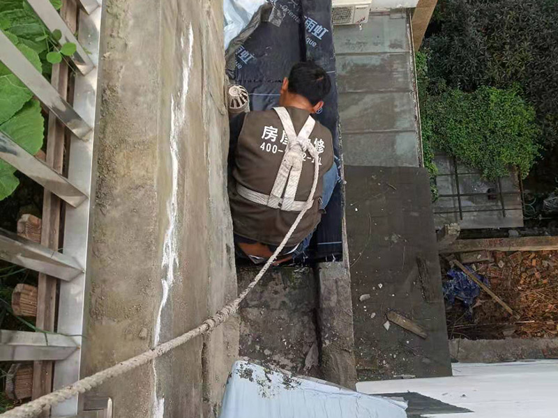 外墻露臺防水案例：陽臺做防水處理時，以免漏水造成下層住戶生活的不便，施工時要注意防水層厚度至少為5毫米，一般粉刷防水涂料2至3次即可。而在陽臺的地面與墻面的接縫處以及向上30厘米的這些地方，也需要粉刷防水涂料。另外需要注意的是，家庭陽臺裝修布置中不僅要做好防水材料涂刷工作，還要記得做出防水坡度，方便水流向排水口。