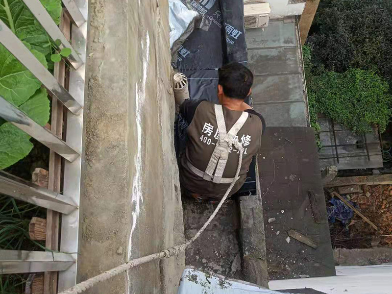 外墻露臺防水案例：陽臺做防水處理時，以免漏水造成下層住戶生活的不便，施工時要注意防水層厚度至少為5毫米，一般粉刷防水涂料2至3次即可。而在陽臺的地面與墻面的接縫處以及向上30厘米的這些地方，也需要粉刷防水涂料。另外需要注意的是，家庭陽臺裝修布置中不僅要做好防水材料涂刷工作，還要記得做出防水坡度，方便水流向排水口。