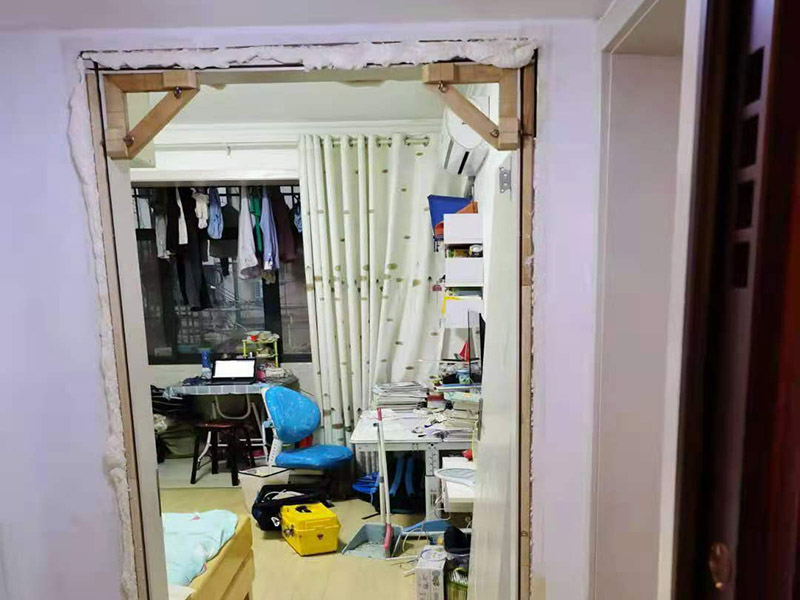 臥室門框維修翻新：首先就應該想到將變形的門框拆下來，然后重新修理一下，再重新把門框裝上去，但是，如果不及時修復，可能就需要更換。木門比較復雜，因為外層包了飾面板。很容易造成外觀破壞。而且飾面板一般用射釘槍打了釘子，一般不容易處理。那么，就從門套線下手。把門套線取下來，就可以看到門套和墻體怎樣連接了。取的時候，注意打釘?shù)奈恢茫碎_。撬開門套線后，看門套板和墻體連接出了什么問題。如果是連接的鐵條松了，用螺絲固定緊就好。如果是水泥砂漿固定的，那就要填水泥砂漿或者膠來固定了。