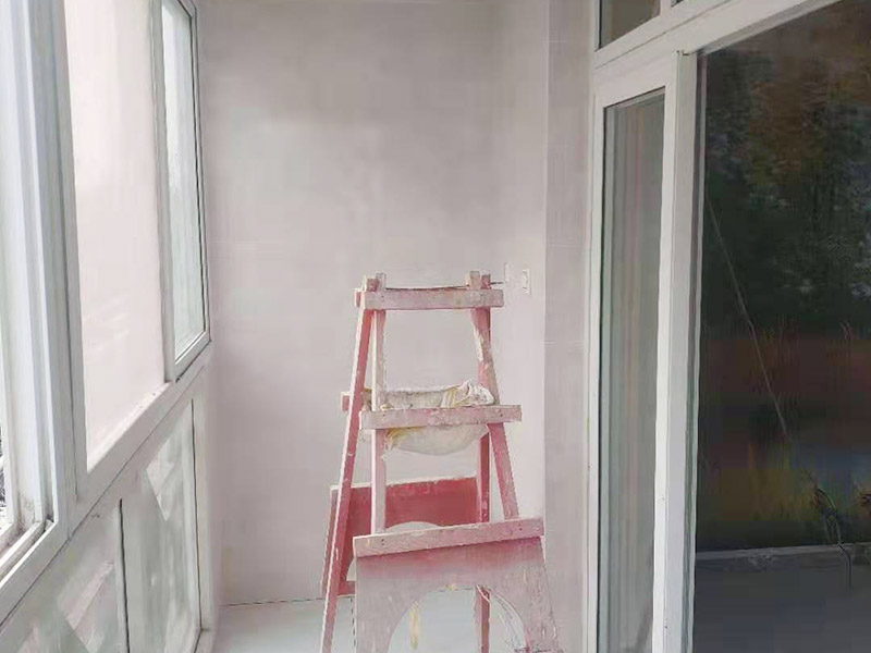 陽臺貼磚翻新：需要在粘結(jié)劑量置晾時(shí)間內(nèi)，將準(zhǔn)備好的瓷磚鋪壓到位，垂直于梳理方向輕微搓動以排出磚下的空氣。鋪貼到位后用橡皮錘輕擊，用尺寸合適的十字定位架來調(diào)整表面平整度及接縫的平直。 磁磚盡量不要沾水，按垂直線及水平線保留6--8mm灰縫粘貼牢固后，再做填縫處理，陰雨天最好不要施工，以免水泥污垢增多。 填縫后，用木版或其他工具刮去大灰，用6--8#園鋼清理灰縫，以突出磚的立體感，磁磚表面殘留水泥一定等其發(fā)白時(shí)(即干而未凝固時(shí))，用干布或鋸沫(木屑)、大沙、擦凈表面水泥，(注意一定不要用濕布)、布條、海綿等要勤擦勤換。 等徹底凝固后，用加長柄化纖滾筒毛刷沾取20%--30%鹽酸溶液進(jìn)行全面清洗，之后用清水沖凈。這時(shí)要小心操作以免鹽酸沾染人身及衣物哦。