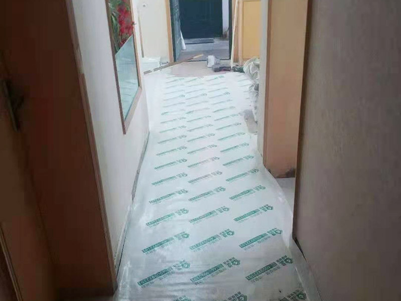 陽臺貼磚翻新：需要在粘結(jié)劑量置晾時(shí)間內(nèi)，將準(zhǔn)備好的瓷磚鋪壓到位，垂直于梳理方向輕微搓動以排出磚下的空氣。鋪貼到位后用橡皮錘輕擊，用尺寸合適的十字定位架來調(diào)整表面平整度及接縫的平直。 磁磚盡量不要沾水，按垂直線及水平線保留6--8mm灰縫粘貼牢固后，再做填縫處理，陰雨天最好不要施工，以免水泥污垢增多。 填縫后，用木版或其他工具刮去大灰，用6--8#園鋼清理灰縫，以突出磚的立體感，磁磚表面殘留水泥一定等其發(fā)白時(shí)(即干而未凝固時(shí))，用干布或鋸沫(木屑)、大沙、擦凈表面水泥，(注意一定不要用濕布)、布條、海綿等要勤擦勤換。 等徹底凝固后，用加長柄化纖滾筒毛刷沾取20%--30%鹽酸溶液進(jìn)行全面清洗，之后用清水沖凈。這時(shí)要小心操作以免鹽酸沾染人身及衣物哦。