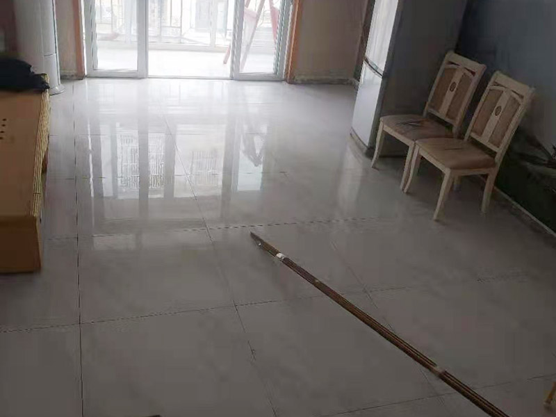 陽臺貼磚翻新：需要在粘結(jié)劑量置晾時(shí)間內(nèi)，將準(zhǔn)備好的瓷磚鋪壓到位，垂直于梳理方向輕微搓動以排出磚下的空氣。鋪貼到位后用橡皮錘輕擊，用尺寸合適的十字定位架來調(diào)整表面平整度及接縫的平直。 磁磚盡量不要沾水，按垂直線及水平線保留6--8mm灰縫粘貼牢固后，再做填縫處理，陰雨天最好不要施工，以免水泥污垢增多。 填縫后，用木版或其他工具刮去大灰，用6--8#園鋼清理灰縫，以突出磚的立體感，磁磚表面殘留水泥一定等其發(fā)白時(shí)(即干而未凝固時(shí))，用干布或鋸沫(木屑)、大沙、擦凈表面水泥，(注意一定不要用濕布)、布條、海綿等要勤擦勤換。 等徹底凝固后，用加長柄化纖滾筒毛刷沾取20%--30%鹽酸溶液進(jìn)行全面清洗，之后用清水沖凈。這時(shí)要小心操作以免鹽酸沾染人身及衣物哦。