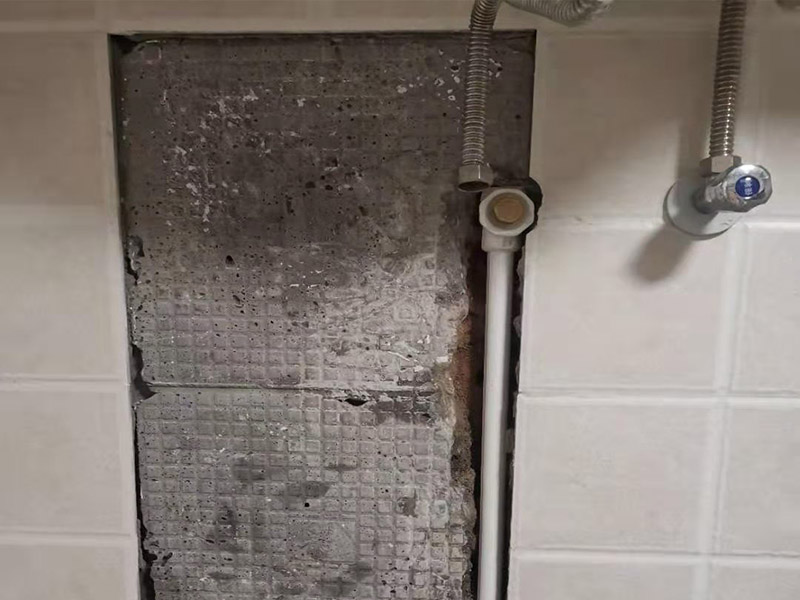 暗管漏水點檢測：驗證工作面頂棚成形質(zhì)量，保證漏水點位置、管徑等符合設(shè)計圖紙；管縫防水的完整性，即漏水點位置選取符合規(guī)范要求； 1，關(guān)閉水管總閥。(即水bai表前面的水管開du關(guān)) 2，打開房間里zhi面的水龍頭20分鐘，dao確保沒水再滴后關(guān)閉所有的水龍頭。 3，關(guān)閉馬桶水箱和洗衣機等具有蓄水功能的設(shè)備進水開關(guān)。 4，打開水管總閥。 5，打開總閥后20分鐘查看水表是否走動，包括緩慢的走動。如果有走動，即為漏水了。如果沒有走動，可能沒事。