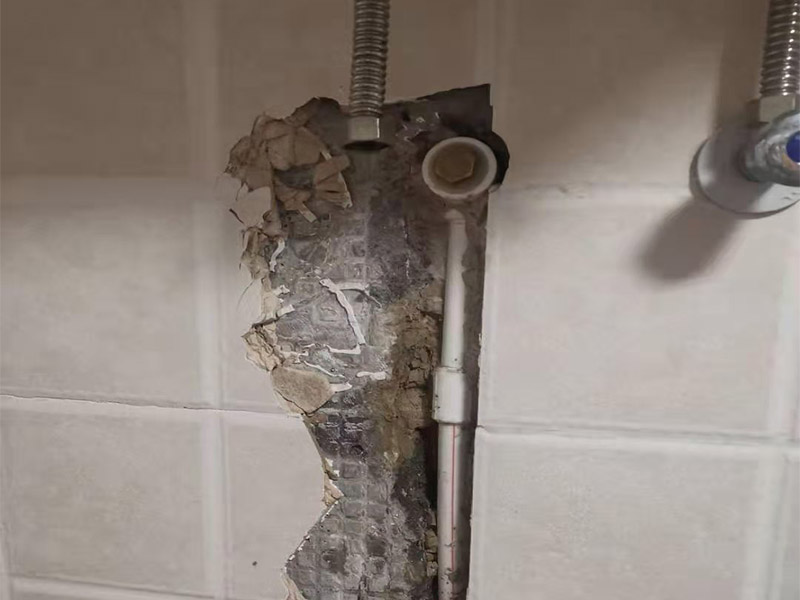 暗管漏水點檢測：驗證工作面頂棚成形質(zhì)量，保證漏水點位置、管徑等符合設(shè)計圖紙；管縫防水的完整性，即漏水點位置選取符合規(guī)范要求； 1，關(guān)閉水管總閥。(即水bai表前面的水管開du關(guān)) 2，打開房間里zhi面的水龍頭20分鐘，dao確保沒水再滴后關(guān)閉所有的水龍頭。 3，關(guān)閉馬桶水箱和洗衣機等具有蓄水功能的設(shè)備進水開關(guān)。 4，打開水管總閥。 5，打開總閥后20分鐘查看水表是否走動，包括緩慢的走動。如果有走動，即為漏水了。如果沒有走動，可能沒事。