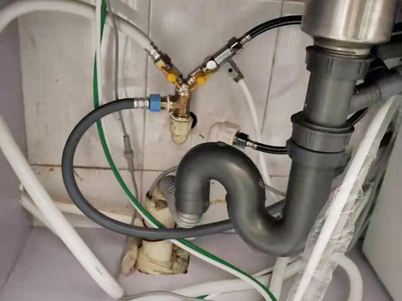 水管角閥漏水更換：首先需要檢查一下內(nèi)絲接頭是否存在開裂的情況，如果有開裂，需要進(jìn)行更換接頭。接頭如果沒(méi)有問(wèn)題的話，直接更換一個(gè)新角閥即可，角閥并不貴，建議要購(gòu)買銅質(zhì)角閥。 如果是螺紋接頭處漏水，可以在螺紋上加幾圈生料帶，一般就可以解決漏水問(wèn)題。 如果是開關(guān)把手處漏水，那就是角閥的密封性出了問(wèn)題，可以試試換個(gè)新角閥，這樣的話就可以正常使用了。