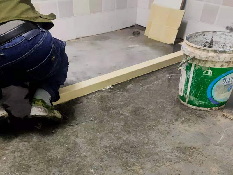 衛(wèi)生間找平貼磚：應(yīng)全部清理墻面上的各類污物，打掃干凈現(xiàn)場(chǎng)，特別是角落里。用泥刀先批墻，后用水泥漿找平。這個(gè)工序很重要，確保底子平，防止貼后空鼓。墻面要刷防水涂料，防止貼后浸水，一般高度不低于1.8米，刷的時(shí)候會(huì)稍高一些。根據(jù)設(shè)計(jì)鋪貼圖樣的要求，確定排磚方案，用墨斗彈線，以減少施工損耗。水平檢測(cè)瓷磚鋪貼完后，工人會(huì)用專業(yè)測(cè)量?jī)x，來檢查貼后瓷磚的平整度，確保最終的效果令客戶滿意。