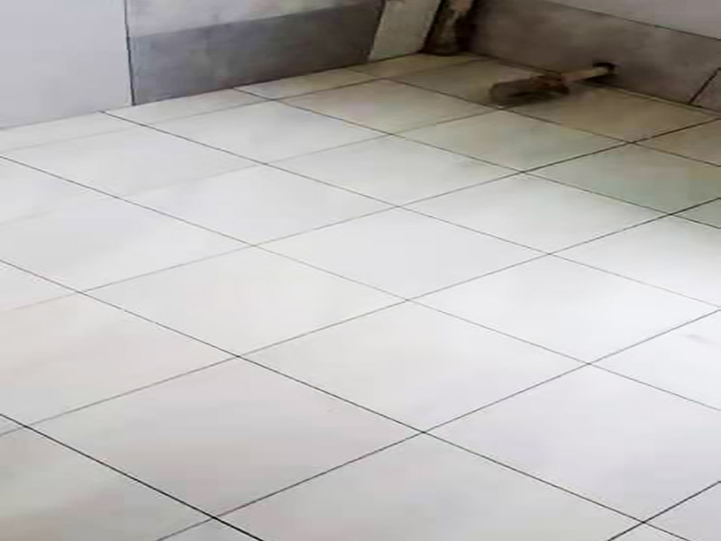 廚房衛(wèi)生間貼磚：開始貼磚前需對現(xiàn)有墻面的抹灰強度及空鼓進(jìn)行排查，避免因抹灰強度及基層空鼓，造成瓷磚大面積空鼓出現(xiàn)。如果是釉面磚需要提前進(jìn)行泡水，將瓷磚泡透至少30min以上。?；u吸水率小于0.5%，無需浸泡，但須做背膠涂刷，增加粘接強度，避免脫落。注意貼磚時采用專用粘接劑，抹灰要飽滿、均勻，尤其要注意四個角的抹灰要到位，避免后期空鼓。墻磚施工完成后做好噴水養(yǎng)護(hù)2天，待墻面干透后進(jìn)行瓷磚勾縫或美縫處理即可。