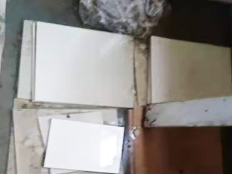 廚房衛(wèi)生間貼磚：開始貼磚前需對現(xiàn)有墻面的抹灰強度及空鼓進(jìn)行排查，避免因抹灰強度及基層空鼓，造成瓷磚大面積空鼓出現(xiàn)。如果是釉面磚需要提前進(jìn)行泡水，將瓷磚泡透至少30min以上。?；u吸水率小于0.5%，無需浸泡，但須做背膠涂刷，增加粘接強度，避免脫落。注意貼磚時采用專用粘接劑，抹灰要飽滿、均勻，尤其要注意四個角的抹灰要到位，避免后期空鼓。墻磚施工完成后做好噴水養(yǎng)護(hù)2天，待墻面干透后進(jìn)行瓷磚勾縫或美縫處理即可。