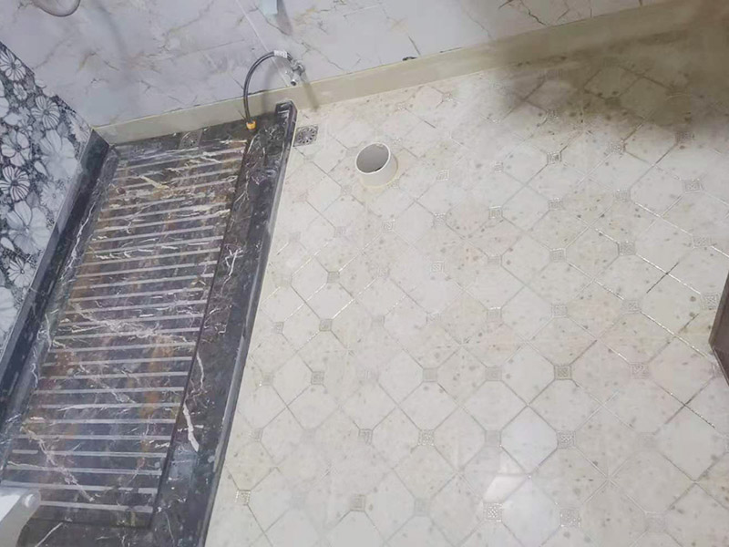衛(wèi)生間地面防水裝修:首先要將墻面地面都要清潔干凈，這點非常重要，不能有散沙、土、石塊等干擾基層。如果基層開發(fā)商做的很不好的話，表面還要刷一層界面劑以防止墻面表面起沙。用噴壺將陰角部分和管根部分噴水，噴水的主要目的就是防止墻面吸收了堵漏寶太多的水分，造成堵漏寶沒有和墻面凝結(jié)在一起。那么噴多少水呢，建議以表面沒有明顯積水為宜。刷完以后，由于速凝型的堵漏寶干燥較快，所以基本不用等待，干的非?？?。然后將第一遍堵漏寶上鋪好網(wǎng)格布，主要是防止堵漏寶初凝以后裂開。然后進(jìn)行第二遍涂刷堵漏寶，刷完咱們就要進(jìn)行下面柔韌性防水涂刷的步驟了。