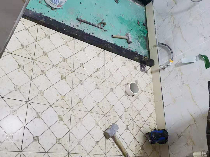 衛(wèi)生間地面防水裝修:首先要將墻面地面都要清潔干凈，這點非常重要，不能有散沙、土、石塊等干擾基層。如果基層開發(fā)商做的很不好的話，表面還要刷一層界面劑以防止墻面表面起沙。用噴壺將陰角部分和管根部分噴水，噴水的主要目的就是防止墻面吸收了堵漏寶太多的水分，造成堵漏寶沒有和墻面凝結(jié)在一起。那么噴多少水呢，建議以表面沒有明顯積水為宜。刷完以后，由于速凝型的堵漏寶干燥較快，所以基本不用等待，干的非?？?。然后將第一遍堵漏寶上鋪好網(wǎng)格布，主要是防止堵漏寶初凝以后裂開。然后進(jìn)行第二遍涂刷堵漏寶，刷完咱們就要進(jìn)行下面柔韌性防水涂刷的步驟了。