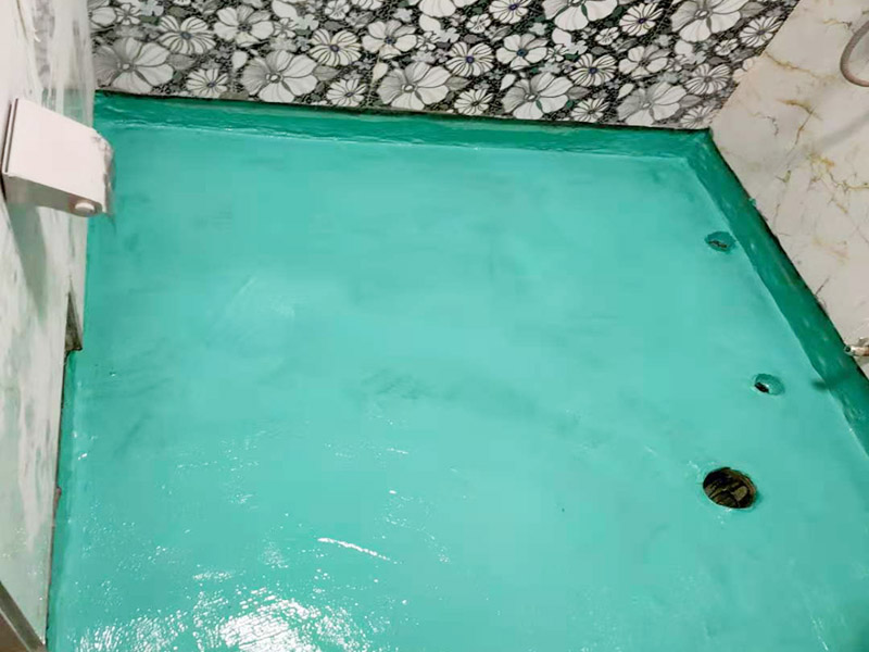 衛(wèi)生間地面防水裝修:首先要將墻面地面都要清潔干凈，這點非常重要，不能有散沙、土、石塊等干擾基層。如果基層開發(fā)商做的很不好的話，表面還要刷一層界面劑以防止墻面表面起沙。用噴壺將陰角部分和管根部分噴水，噴水的主要目的就是防止墻面吸收了堵漏寶太多的水分，造成堵漏寶沒有和墻面凝結(jié)在一起。那么噴多少水呢，建議以表面沒有明顯積水為宜。刷完以后，由于速凝型的堵漏寶干燥較快，所以基本不用等待，干的非常快。然后將第一遍堵漏寶上鋪好網(wǎng)格布，主要是防止堵漏寶初凝以后裂開。然后進(jìn)行第二遍涂刷堵漏寶，刷完咱們就要進(jìn)行下面柔韌性防水涂刷的步驟了。