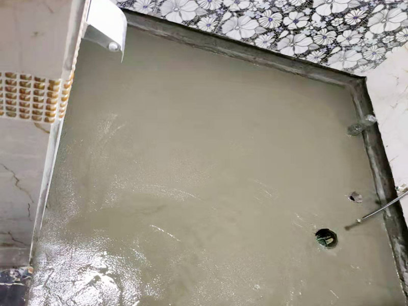 衛(wèi)生間地面防水裝修:首先要將墻面地面都要清潔干凈，這點非常重要，不能有散沙、土、石塊等干擾基層。如果基層開發(fā)商做的很不好的話，表面還要刷一層界面劑以防止墻面表面起沙。用噴壺將陰角部分和管根部分噴水，噴水的主要目的就是防止墻面吸收了堵漏寶太多的水分，造成堵漏寶沒有和墻面凝結(jié)在一起。那么噴多少水呢，建議以表面沒有明顯積水為宜。刷完以后，由于速凝型的堵漏寶干燥較快，所以基本不用等待，干的非?？臁Ｈ缓髮⒌谝槐槎侣毶箱伜镁W(wǎng)格布，主要是防止堵漏寶初凝以后裂開。然后進(jìn)行第二遍涂刷堵漏寶，刷完咱們就要進(jìn)行下面柔韌性防水涂刷的步驟了。