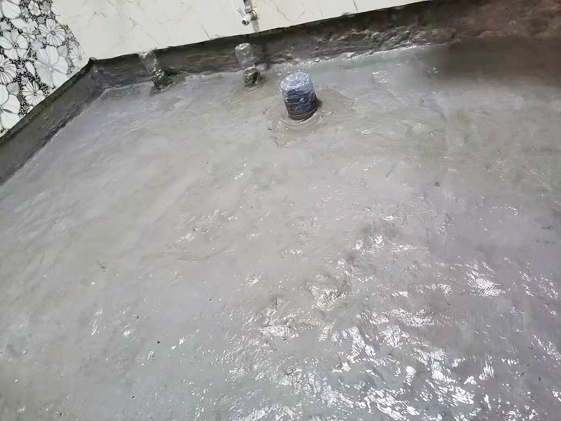 衛(wèi)生間地面防水裝修:首先要將墻面地面都要清潔干凈，這點非常重要，不能有散沙、土、石塊等干擾基層。如果基層開發(fā)商做的很不好的話，表面還要刷一層界面劑以防止墻面表面起沙。用噴壺將陰角部分和管根部分噴水，噴水的主要目的就是防止墻面吸收了堵漏寶太多的水分，造成堵漏寶沒有和墻面凝結(jié)在一起。那么噴多少水呢，建議以表面沒有明顯積水為宜。刷完以后，由于速凝型的堵漏寶干燥較快，所以基本不用等待，干的非常快。然后將第一遍堵漏寶上鋪好網(wǎng)格布，主要是防止堵漏寶初凝以后裂開。然后進(jìn)行第二遍涂刷堵漏寶，刷完咱們就要進(jìn)行下面柔韌性防水涂刷的步驟了。