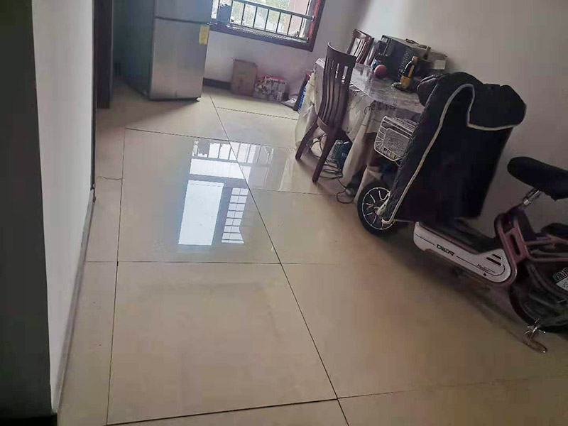 客廳瓷磚起翹維修：1.把翹起的磚全部拆下，然后,把磚底下清理干凈，再用水泥弄平整,之后,把磚放上去即可。 2.找個切割機,把翹起的地板割條縫,注意要割剛剛翹起的,不然沒發(fā)割,把翹起的地板都掀起，下面掃干凈,每塊地板都抹上地板膠再粘上就可以了。