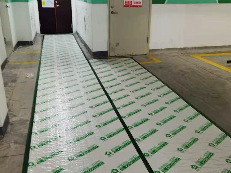 吊柜安裝維修：廚柜和地柜高度確定后，在吊柜裝修過程中，柜體的深度也很重要，因?yàn)楣耋w與地柜的深度會(huì)有一定的差距，這些差距也是都和家庭人員的身高、地柜的深度等因素來決定的，一般吊柜的深度最合適的是在30到45厘米之間。在吊柜劃好線后，可以在固定位置和固定位置鉆孔。 安裝前應(yīng)先調(diào)整柜體， 然后通過調(diào)節(jié)合頁，保證吊柜門扇的水平和垂直。最好用兩個(gè)或四個(gè)膨脹螺絲固定墻壁的吊頂框架。 安裝吊柜時(shí)，一定要注意一件事，就是吊柜不應(yīng)安裝在輕質(zhì)墻體上，因?yàn)榈豕癖旧淼闹亓亢痛娣诺碾s物的重量會(huì)使輕質(zhì)墻體難以撐住，所以最好將吊柜安裝在堅(jiān)固的墻上。如果它非要安裝在廚房隔斷墻上，則在進(jìn)行隔斷時(shí)必須使用兩層細(xì)木工板和石膏板用于增強(qiáng)墻壁的剛性，否則吊柜很容易脫落。