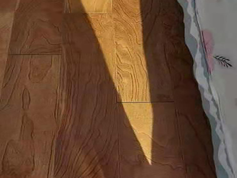 木地板維修翻新：把地板裂縫中的灰塵清理干凈，裂縫周邊貼上美紋紙。用注射器把安環(huán)密封膠填滿裂縫，用刮板刮平，美紋紙揭掉。修補(bǔ)材料固化后，一定要有彈性，室內(nèi)溫度變化裂縫大小會(huì)變化；固化后會(huì)因裂縫漲縮產(chǎn)生脫落或開(kāi)裂不能防塵。