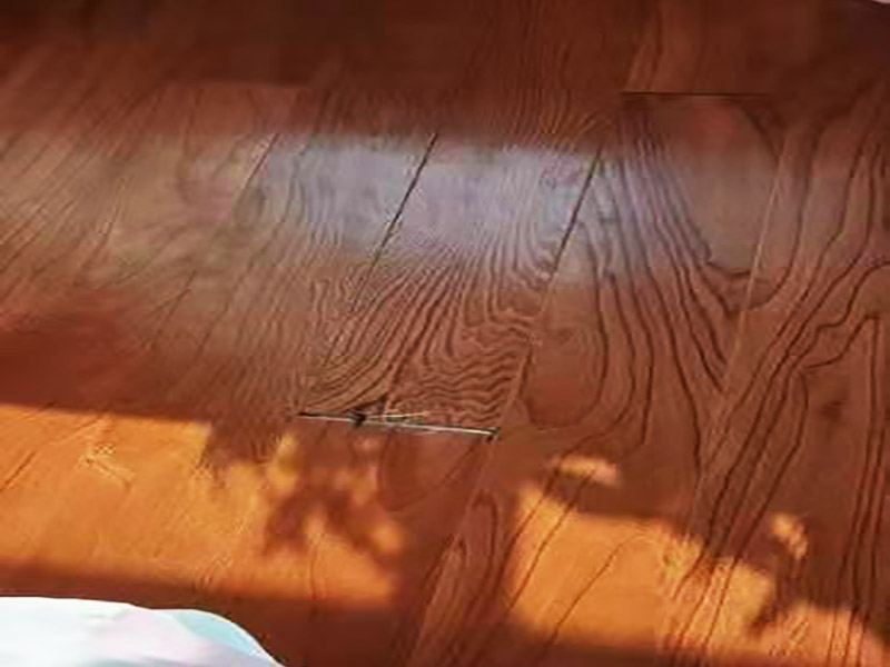 木地板維修翻新：把地板裂縫中的灰塵清理干凈，裂縫周邊貼上美紋紙。用注射器把安環(huán)密封膠填滿裂縫，用刮板刮平，美紋紙揭掉。修補(bǔ)材料固化后，一定要有彈性，室內(nèi)溫度變化裂縫大小會(huì)變化；固化后會(huì)因裂縫漲縮產(chǎn)生脫落或開(kāi)裂不能防塵。