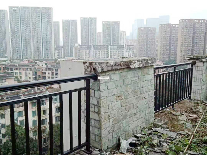 屋頂露臺更換翻新：出灰餅前對陽臺欄板、梁、線條進行認真檢查，對基層破損進行認真修補，將板面基層上的鉛絲，灰塵、污垢等清理干凈及除銹防銹處理。 　　陽臺欄板凸出的部分需用花蘭螺絲掛直，在水平方向上保證同一樓層同一水平線的陽臺欄板、梁、線條的厚度、進出一致;豎直方向上保證不同樓層同一陽臺欄板、梁、線條的厚度、進出一致。    欄桿兩側(cè)為欄板時，確定陽臺欄桿寬度后，在外墻裝飾施工前制作兇角，并上下掛直。    陽臺欄板一側(cè)為外墻時，在外墻混凝土基層上預留欄桿安裝孔洞，在陽臺欄桿安裝完成后將外保溫維修