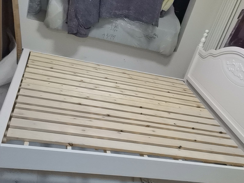 家具組裝維修：1、墻面中的裝修管線：水電改造已經(jīng)是現(xiàn)代裝修中必不可少的一項(xiàng)，所以墻面中，頂棚中，頂與墻的交接處都會(huì)有管線埋于墻內(nèi)的可能。定制家具的安裝其實(shí)與整體櫥柜非常像，也有吊柜，有時(shí)也需要用到電錘之類的重型裝備，如果事先我們都不知道那里有管，那里有線，就會(huì)有打斷線，打爆水管的可能；線比較好接起來，可是水管就很難搞了。 2、拉手、把手等五金件的安裝：這里主要是要確定安裝位置，以最合適家人的高度或者位置就可以，而不要光圖美觀好看。比如吊柜或者增高柜的把手一定要安裝在門的下面，地柜、寫字臺(tái)的小柜，一定要放在上面。 3、注意保持衛(wèi)生：如果是更換家里的舊家具，這一點(diǎn)尤為重要，因?yàn)槎ㄖ萍揖卟煌诔善芳揖?，很多東西是在您的家中安裝完成的，要有一些打孔、切割等工作，所以必然會(huì)有一些鋸末和灰塵產(chǎn)生。 4、安裝時(shí)要注意家中的其它位置的保護(hù)，因?yàn)榧揖咭话阍诩已b過程中是最后進(jìn)場（不裝修的話更要保護(hù)家里的物品），家具安裝完，就要做保潔了。重點(diǎn)保護(hù)的對象是：地板（尤其是實(shí)木地板）、門套、門、樓梯、墻紙、壁燈等。
