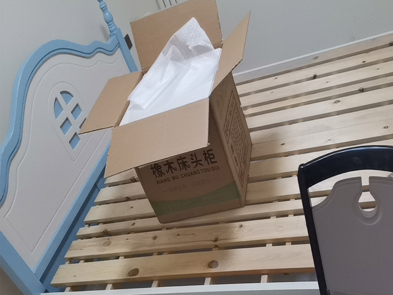 家具組裝維修：1、墻面中的裝修管線：水電改造已經(jīng)是現(xiàn)代裝修中必不可少的一項(xiàng)，所以墻面中，頂棚中，頂與墻的交接處都會(huì)有管線埋于墻內(nèi)的可能。定制家具的安裝其實(shí)與整體櫥柜非常像，也有吊柜，有時(shí)也需要用到電錘之類的重型裝備，如果事先我們都不知道那里有管，那里有線，就會(huì)有打斷線，打爆水管的可能；線比較好接起來，可是水管就很難搞了。 2、拉手、把手等五金件的安裝：這里主要是要確定安裝位置，以最合適家人的高度或者位置就可以，而不要光圖美觀好看。比如吊柜或者增高柜的把手一定要安裝在門的下面，地柜、寫字臺(tái)的小柜，一定要放在上面。 3、注意保持衛(wèi)生：如果是更換家里的舊家具，這一點(diǎn)尤為重要，因?yàn)槎ㄖ萍揖卟煌诔善芳揖?，很多東西是在您的家中安裝完成的，要有一些打孔、切割等工作，所以必然會(huì)有一些鋸末和灰塵產(chǎn)生。 4、安裝時(shí)要注意家中的其它位置的保護(hù)，因?yàn)榧揖咭话阍诩已b過程中是最后進(jìn)場（不裝修的話更要保護(hù)家里的物品），家具安裝完，就要做保潔了。重點(diǎn)保護(hù)的對象是：地板（尤其是實(shí)木地板）、門套、門、樓梯、墻紙、壁燈等。