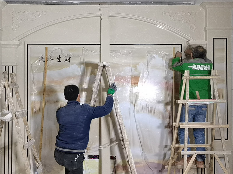 客廳背景墻裝修：電視背景墻一定會(huì)是裝修的重中之重,他的裝修類(lèi)型有許多,例如外型鋁塑板、石膏板外型、外型鋁塑板、木制油漆外型、玻璃、石材外型,還有貼墻紙等各種裝修方式。做裝修計(jì)劃時(shí)一定要考慮一下客廳他自己寬度,一般情況下放置電視機(jī)比較看起來(lái)最佳的間隔是電視機(jī)尺度的3.5倍因此我們不能把電視墻做得太厚,以免導(dǎo)致客廳看起來(lái)比較狹小。背景墻面在施工時(shí)候，我們要確定好踢腳線高度，地磚厚度這些因素都是我們需要考慮進(jìn)去的使各個(gè)外型諧和,如果沒(méi)有計(jì)劃踢腳線,那么面板、石膏板的裝置應(yīng)當(dāng)在地磚施工完成后,以防受潮。