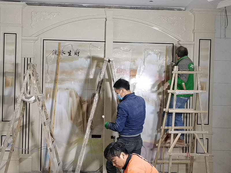 客廳背景墻裝修：電視背景墻一定會(huì)是裝修的重中之重,他的裝修類(lèi)型有許多,例如外型鋁塑板、石膏板外型、外型鋁塑板、木制油漆外型、玻璃、石材外型,還有貼墻紙等各種裝修方式。做裝修計(jì)劃時(shí)一定要考慮一下客廳他自己寬度,一般情況下放置電視機(jī)比較看起來(lái)最佳的間隔是電視機(jī)尺度的3.5倍因此我們不能把電視墻做得太厚,以免導(dǎo)致客廳看起來(lái)比較狹小。背景墻面在施工時(shí)候，我們要確定好踢腳線高度，地磚厚度這些因素都是我們需要考慮進(jìn)去的使各個(gè)外型諧和,如果沒(méi)有計(jì)劃踢腳線,那么面板、石膏板的裝置應(yīng)當(dāng)在地磚施工完成后,以防受潮。