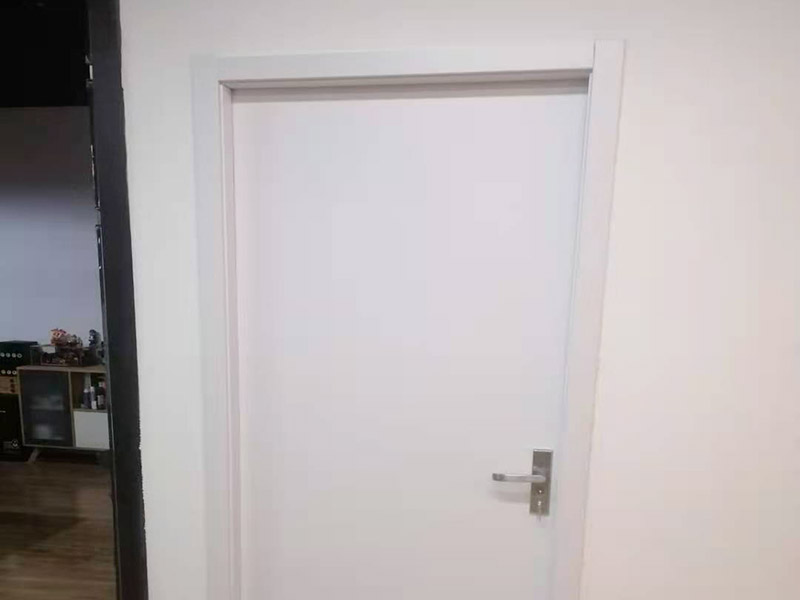 木門安裝服務(wù)：木門安裝的第一步是拼裝門套，要先將木門的門套和立板找出，依據(jù)反面編號對好接合口，其采口應(yīng)在同一平面上，然后在接口處涂上膠水。在拼裝時，不要直接把螺絲打入門套內(nèi)，應(yīng)查看采口之間的尺度是否正確，接合處是否平坦結(jié)實再進行安裝。當門套拼接好之后，就需要將它放在門洞內(nèi)，然后使用一些木條將它的四周進行固定，門套的雙面應(yīng)與墻體保持在同一平面上。其次要查看門套的全體是否和地面垂直，門套的頂板和兩立板的兩個角是否直角，門套立板有無曲折。 接著需要安裝門扇，在這個步驟，需要注意的是其合頁槽與門扇兩邊的距離應(yīng)以門扇高度的1/10為宜，合頁槽的深度以合頁的單片厚度為宜。如果門的重量較重，就需要安裝3個合頁。當合頁裝好以后，要再用螺絲將其固定。需要注意的是門套上的合頁要先只擰上一顆螺釘，然后關(guān)門查看門的左右和上面的縫隙是否相同，開啟是否靈敏，確認無誤后，再將其它的螺釘擰緊固定。