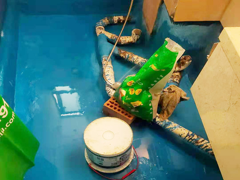 閉水試驗樓下檢查：首先要將事先準(zhǔn)備好的沙子裝進(jìn)塑料袋里，這樣才能嚴(yán)實(shí)地堵住地漏，也可以做到防止蓄的水跑掉。塑料袋就是防水涂料的包裝袋，一般都會在刷完防水以后特定將這個塑料袋留著，以備做閉水試驗的時候用。 2、第二步：將水有可能滿出來的門口堵上水泥，地面很低的地方就是不能用的。 3、第三步：放水。水要將整個涂閉水試驗的地面全部都要浸濕，一般來說差不多放1公分就足夠了，但是怕放的水在未來的48小時內(nèi)蒸發(fā)掉，那么你就可以考慮放在2公分高就可以了。