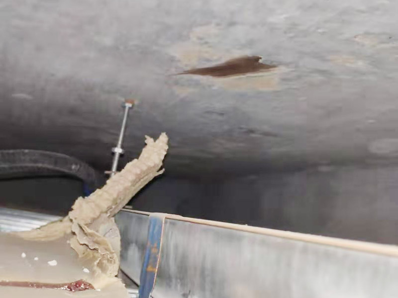 閉水試驗樓下檢查：首先要將事先準(zhǔn)備好的沙子裝進(jìn)塑料袋里，這樣才能嚴(yán)實(shí)地堵住地漏，也可以做到防止蓄的水跑掉。塑料袋就是防水涂料的包裝袋，一般都會在刷完防水以后特定將這個塑料袋留著，以備做閉水試驗的時候用。 2、第二步：將水有可能滿出來的門口堵上水泥，地面很低的地方就是不能用的。 3、第三步：放水。水要將整個涂閉水試驗的地面全部都要浸濕，一般來說差不多放1公分就足夠了，但是怕放的水在未來的48小時內(nèi)蒸發(fā)掉，那么你就可以考慮放在2公分高就可以了。