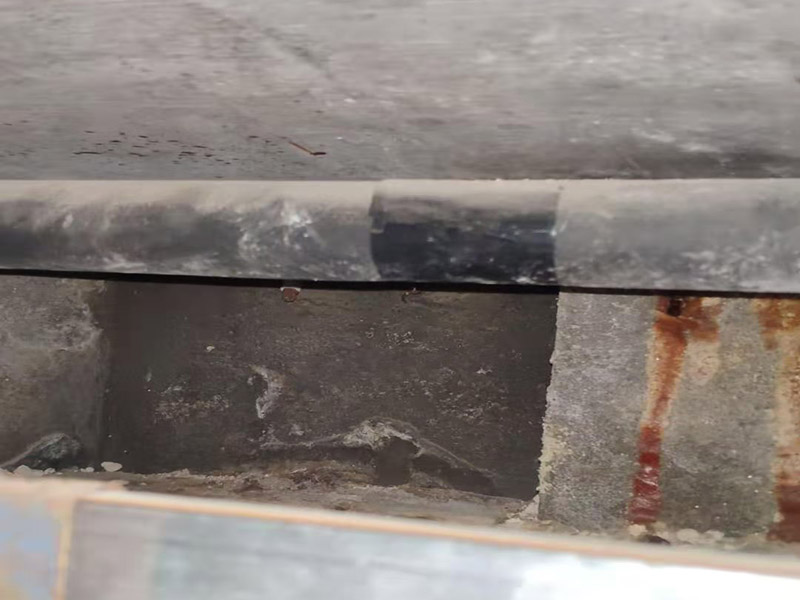 閉水試驗樓下檢查：首先要將事先準(zhǔn)備好的沙子裝進(jìn)塑料袋里，這樣才能嚴(yán)實(shí)地堵住地漏，也可以做到防止蓄的水跑掉。塑料袋就是防水涂料的包裝袋，一般都會在刷完防水以后特定將這個塑料袋留著，以備做閉水試驗的時候用。 2、第二步：將水有可能滿出來的門口堵上水泥，地面很低的地方就是不能用的。 3、第三步：放水。水要將整個涂閉水試驗的地面全部都要浸濕，一般來說差不多放1公分就足夠了，但是怕放的水在未來的48小時內(nèi)蒸發(fā)掉，那么你就可以考慮放在2公分高就可以了。