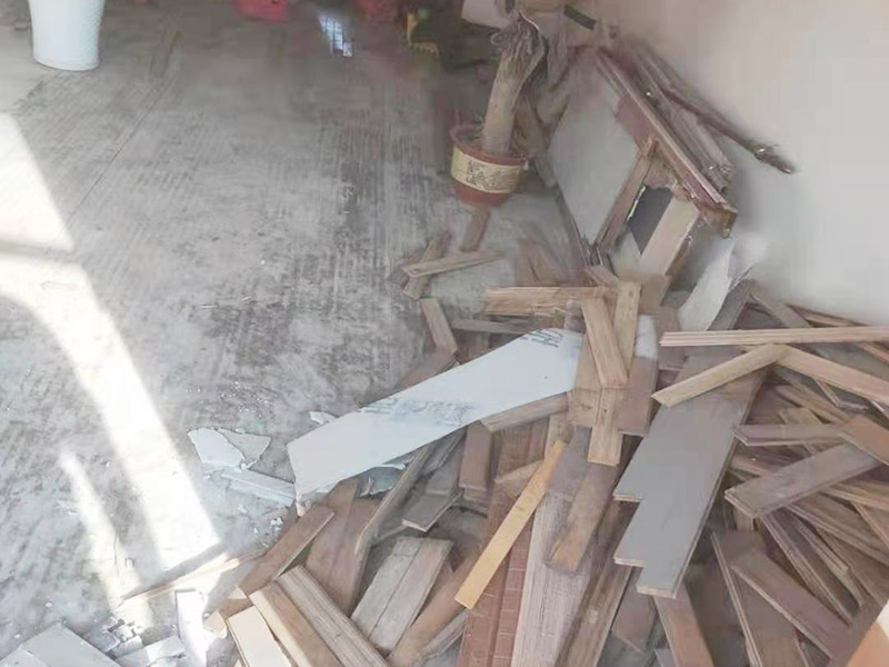 老舊陽(yáng)臺(tái)鏟除裝修：原有的下水和地漏要做好保護(hù)，以防在拆除過程中掉下的。地面拆除需到混凝土層。原有開發(fā)商交付的防水必須全部鏟除。鏟除以后要先做地面找平。以防出現(xiàn)魚眼坑坑洼洼等不平。導(dǎo)致防水無效及。地磚空鼓。防水干了以后，一定要做24小時(shí)得閉水試驗(yàn)，然后到樓下去檢查是否漏水，才能繼續(xù)施工。 陽(yáng)臺(tái)雖然不會(huì)經(jīng)常有大面積的積水，但是為了防止意外的發(fā)生，防水是一定要做的哦。