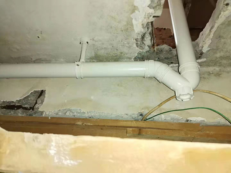 鑄鐵下水管更換：鑄鐵排污管與PVC管物理性能不一樣，PVC下水管與鑄鐵下水管之間的連接是無法通過芽口連接裝置來實(shí)現(xiàn)的，如果單獨(dú)更換請(qǐng)務(wù)必注意在兩種管道接口位置加防水膠及防水密封圈，防止因熱脹冷縮導(dǎo)致的漏水滲水現(xiàn)象； 切割時(shí)最好先把二層將鑄鐵管鋸斷，然后用相應(yīng)口徑的PVC直接，用膠粘接在鑄鐵管上，直接一定要大于鑄鐵管的口徑。粘接的膠可選用萬能膠、免釘膠、塑鋼泥等。 逐層更換請(qǐng)盡量不要更改原管道走向一般不會(huì)有其他的問題的！ 架把火把PVC排水管烤軟，注意火候烤軟就行不要給烤焦了，然后用家里的啤酒瓶當(dāng)做擴(kuò)口器把PVC管擴(kuò)下口，然后把鑄鐵和PVC管連接到一塊就行了連接的時(shí)候注意要擰緊。