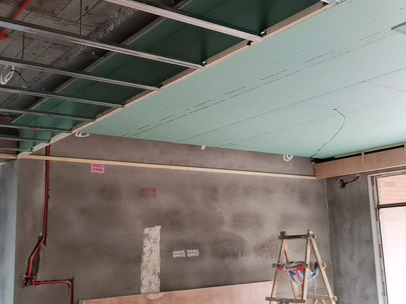 全屋吊頂安裝：吊頂安裝的第一個步驟就是邊角線安裝了。邊角線的安裝是為了確定吊頂?shù)陌惭b高度和安裝水平，也是為了接下來的龍骨安裝做鋪墊，方便后續(xù)的工作。所以在邊角線安裝的時候一定要仔細，如果邊角線傾斜，那么整個吊頂都會傾斜。在確定了吊頂?shù)陌惭b高度和安裝水平后，我們就要安裝螺桿了。在吊頂?shù)陌惭b中，有六根螺桿將會承擔(dān)起整個吊頂?shù)闹亓?。因為龍骨是整個吊頂扣板的承重物，也是做造型的關(guān)鍵?？郯逶邶埞前惭b好、電器口預(yù)留好了之后就可以進行安裝。安裝扣板時，安裝師傅會按照扣板四邊的膜上的箭頭方向來進行安裝。一般來說，第一排的扣板會用美工刀做一些切割，這樣才會既美觀又堆成。切割口也會對著墻面，不會露出來。