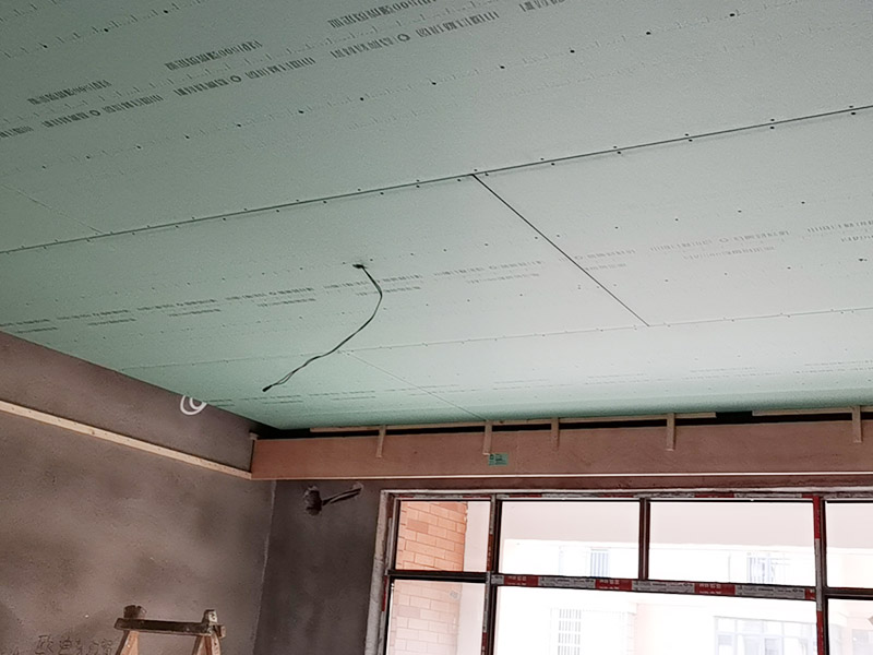 全屋吊頂安裝：吊頂安裝的第一個步驟就是邊角線安裝了。邊角線的安裝是為了確定吊頂?shù)陌惭b高度和安裝水平，也是為了接下來的龍骨安裝做鋪墊，方便后續(xù)的工作。所以在邊角線安裝的時候一定要仔細，如果邊角線傾斜，那么整個吊頂都會傾斜。在確定了吊頂?shù)陌惭b高度和安裝水平后，我們就要安裝螺桿了。在吊頂?shù)陌惭b中，有六根螺桿將會承擔(dān)起整個吊頂?shù)闹亓?。因為龍骨是整個吊頂扣板的承重物，也是做造型的關(guān)鍵?？郯逶邶埞前惭b好、電器口預(yù)留好了之后就可以進行安裝。安裝扣板時，安裝師傅會按照扣板四邊的膜上的箭頭方向來進行安裝。一般來說，第一排的扣板會用美工刀做一些切割，這樣才會既美觀又堆成。切割口也會對著墻面，不會露出來。