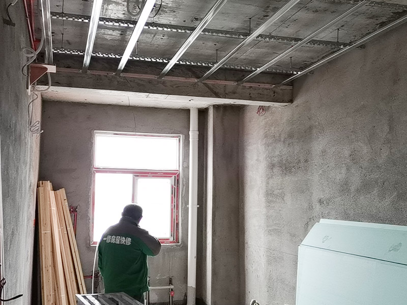 全屋吊頂安裝：吊頂安裝的第一個步驟就是邊角線安裝了。邊角線的安裝是為了確定吊頂?shù)陌惭b高度和安裝水平，也是為了接下來的龍骨安裝做鋪墊，方便后續(xù)的工作。所以在邊角線安裝的時候一定要仔細，如果邊角線傾斜，那么整個吊頂都會傾斜。在確定了吊頂?shù)陌惭b高度和安裝水平后，我們就要安裝螺桿了。在吊頂?shù)陌惭b中，有六根螺桿將會承擔(dān)起整個吊頂?shù)闹亓?。因為龍骨是整個吊頂扣板的承重物，也是做造型的關(guān)鍵?？郯逶邶埞前惭b好、電器口預(yù)留好了之后就可以進行安裝。安裝扣板時，安裝師傅會按照扣板四邊的膜上的箭頭方向來進行安裝。一般來說，第一排的扣板會用美工刀做一些切割，這樣才會既美觀又堆成。切割口也會對著墻面，不會露出來。