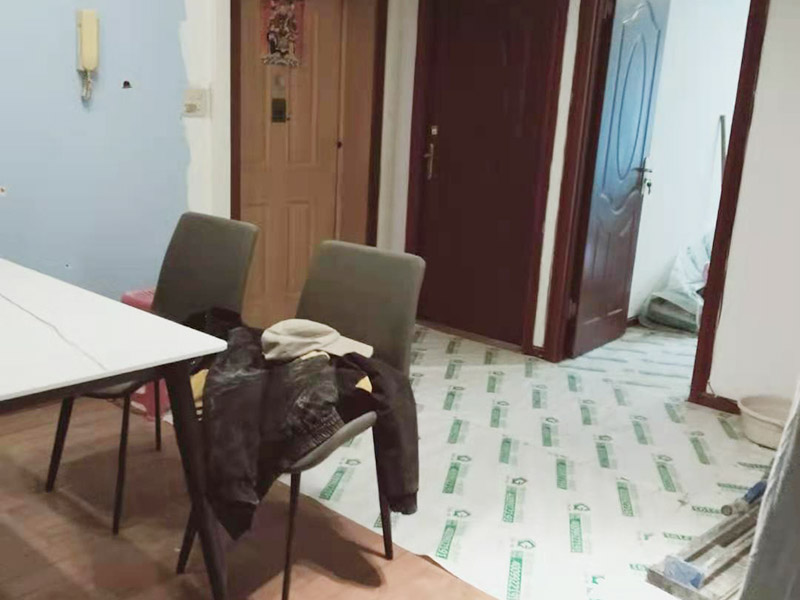 走廊成品保護措施：為加快先進技術(shù)與現(xiàn)代管理方法和手段在項目的運用，努力降低成本，提高工程質(zhì)量，確保全面實現(xiàn)對業(yè)主的承諾。施工現(xiàn)場隨著施工進行，成品保護工作顯得尤為重要，做好成品保護工作，是在施工過程中要對已完工分項進行保護，否則一旦造成損壞，將會增加修復(fù)工作，帶來工、料浪費、工期拖延及經(jīng)濟損失。因此成品保護是施工管理重要組織部分，是保證施工生產(chǎn)順利進行的主要環(huán)節(jié)。