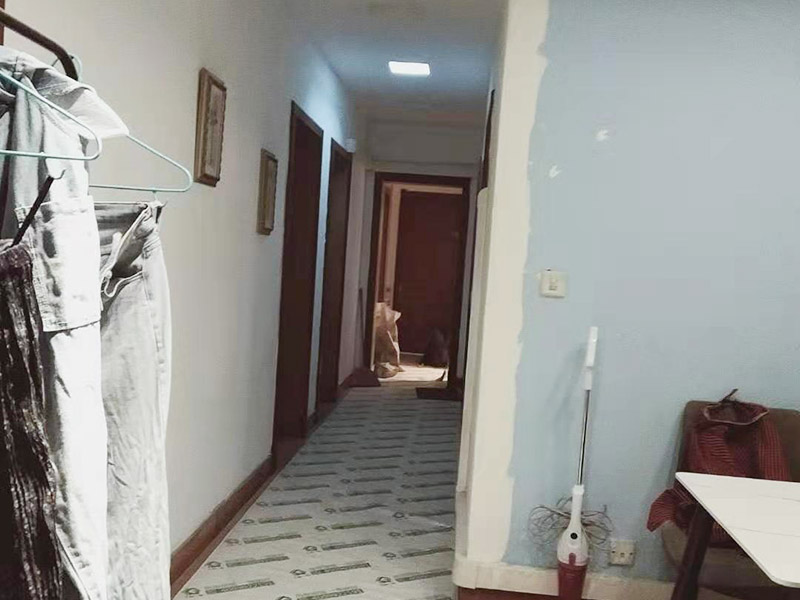 走廊成品保護措施：為加快先進技術(shù)與現(xiàn)代管理方法和手段在項目的運用，努力降低成本，提高工程質(zhì)量，確保全面實現(xiàn)對業(yè)主的承諾。施工現(xiàn)場隨著施工進行，成品保護工作顯得尤為重要，做好成品保護工作，是在施工過程中要對已完工分項進行保護，否則一旦造成損壞，將會增加修復(fù)工作，帶來工、料浪費、工期拖延及經(jīng)濟損失。因此成品保護是施工管理重要組織部分，是保證施工生產(chǎn)順利進行的主要環(huán)節(jié)。