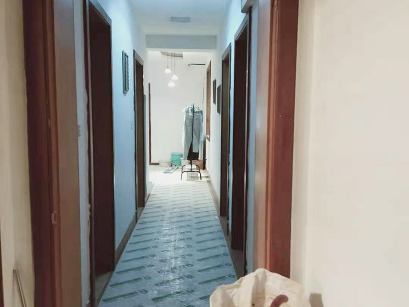 走廊成品保護措施：為加快先進技術(shù)與現(xiàn)代管理方法和手段在項目的運用，努力降低成本，提高工程質(zhì)量，確保全面實現(xiàn)對業(yè)主的承諾。施工現(xiàn)場隨著施工進行，成品保護工作顯得尤為重要，做好成品保護工作，是在施工過程中要對已完工分項進行保護，否則一旦造成損壞，將會增加修復(fù)工作，帶來工、料浪費、工期拖延及經(jīng)濟損失。因此成品保護是施工管理重要組織部分，是保證施工生產(chǎn)順利進行的主要環(huán)節(jié)。